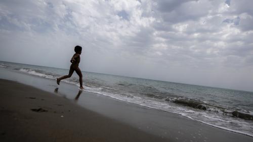 Mer, piscine, lac, rivière... le coronavirus peut-il nous contaminer par l'eau ?