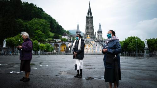 VIDEO. Port du masque obligatoire, interdiction de toucher la grotte... Comment le pèlerinage de Lourdes s'est lui aussi adapté au coronavirus