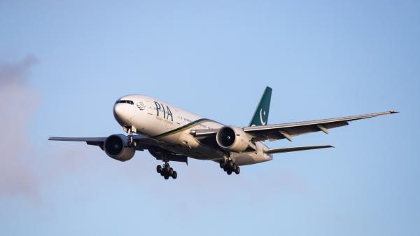 Pakistan : un avion de ligne avec une centaine de personnes à bord s'écrase sur un quartier résidentiel de Karachi