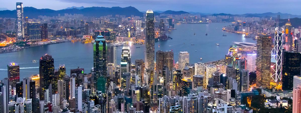 Vue de la \"jungle de béton\" que constitue l\'enchevêtrement des buildings sur l\'île de Hong Kong.