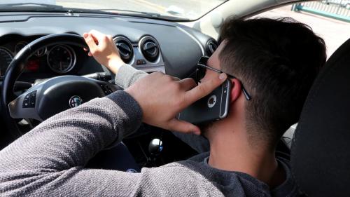 Désormais, votre permis de conduire sera automatiquement retenu si vous cumulez le téléphone au volant avec une autre infraction