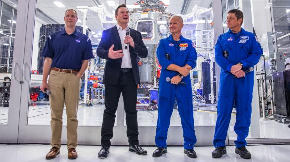 Elon Musk (en noir), patron de SpaceX, en conférence de presse avec Jim Bridenstine (à g.), administrateur de la Nasa, et les astronautes Douglas Hurley et Robert Behnken, le 10 octobre 2019 dans les locaux de SpaceX, à Hawthorne (Californie, Etats-Unis).