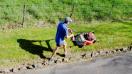 Un homme profite du confinement pour couper l'herbe de son jardin, à Cassagne (Haute-Garonne), le 20 mars 2020.