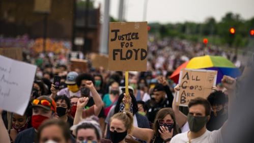 Etats-Unis : quatre policiers limogés après la mort de George Floyd, un homme noir plaqué au sol pendant son interpellation