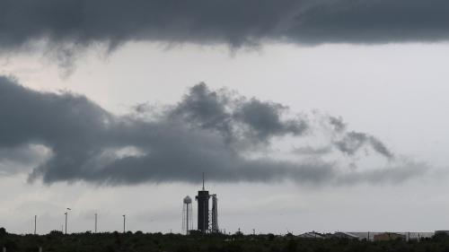 DIRECT. Report du lancement du premier vol habité de la capsule de SpaceX vers la Station spatiale internationale en raison du mauvais temps