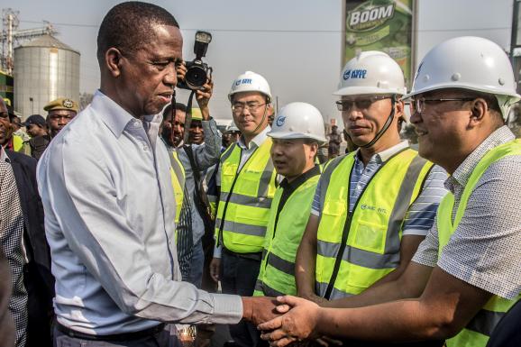 Le président zambien, Edgar Lungu, en train de saluer des représentants de la firme chinoise Aviation Industry Corporation of China (AVIC Intl) à Lusaka le 15 septembre 2018