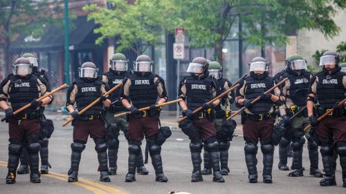 VIDEO. Etats-Unis : un journaliste de CNN arrêté en direct alors qu'il couvre le déploiement policier après les violences de la nuit à Minneapolis