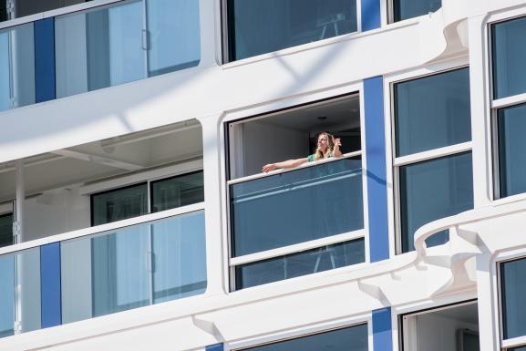 Bol d\'air d\'une passagère du Celebrity Apex, bateau de croisière de la compagnie Celebrity Cruises (Royal Caribbean), immobilisé à Saint-Nazaire, le 2 avril 2020.