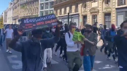 Une manifestation pour la régularisation des sans-papiers s'élance à Paris malgré l'interdiction de la préfecture