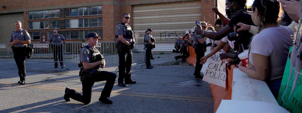 Videos Mort De George Floyd Des Policiers Américains Sagenouillent Lors De Manifestations 