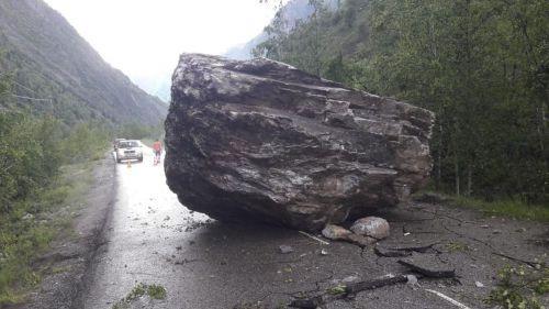 Isère : un énorme bloc rocheux se détache de la montagne et finit sur la route