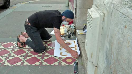 A Rouen, le graffeur InkOj peint des carreaux de ciments sur les trottoirs à la manière des maisons de nos grands-mères