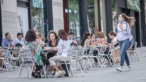 Coronavirus : les terrasses des cafés et restaurants de Barcelone font le plein, difficile de maintenir les distances sanitaires