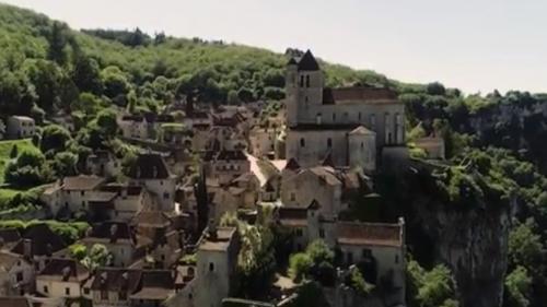 Destination France : Saint-Cirq-Lapopie, le joyau médiéval qui surplombe le Lot