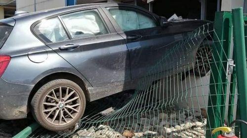 Tarn : une voiture s'encastre dans un mur de l'école en pleine journée