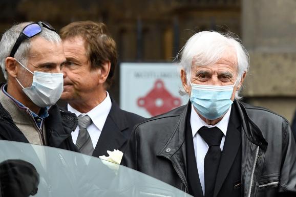 Jean-Paul Belmondo (à droite) et son fils Paul (à gauche), un masque sur le visage, à la cérémonie d\'hommage à Guy Bedos, le 4 juin 2020 à Paris. Jean-Paul Belmondo a baissé son masque pour s\'exprimer sur le parvis de l\'église de Saint-Germain-des-Prés après la cérémonie.