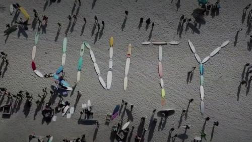 États-Unis : l'hommage des surfeurs à George Floyd