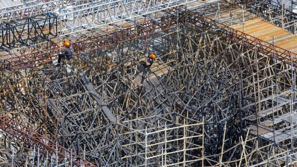 Une vue aérienne de l\'échafaudage sinistré de la cathédrale Notre-Dame, le 3 juin 2020 à Paris.