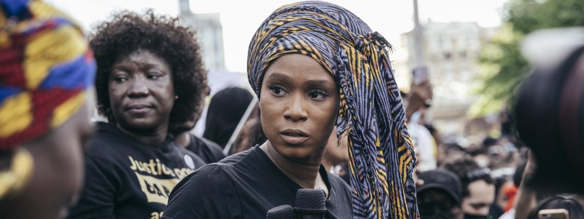 Assa TraorÃ©, la soeur d\'Adama TraorÃ©, lors d\'une manifestation contre les violences policiÃ¨res, devant le Tribunal de grande instance de Paris, le 2 juin 2020.