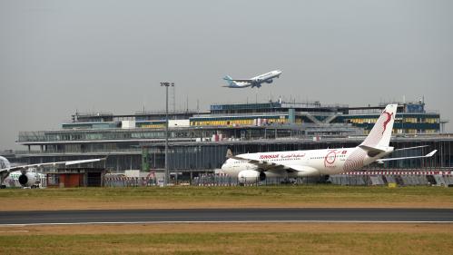 Coronavirus : comment sont contrôlés les voyageurs dans les aéroports ?