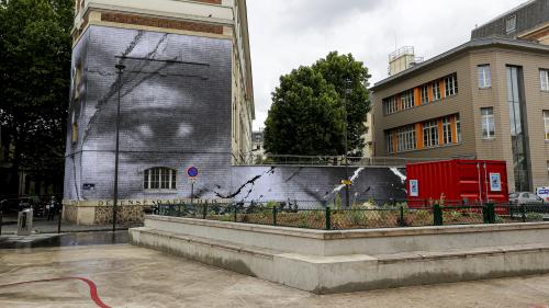 L'artiste JR rend hommage à Adama Traoré et George Floyd avec un collage géant à Paris