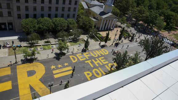 Le slogan \"définancez la police\" est inscrit en lettres géantes dans une rue de Washington, aux Etats-Unis, le 8 juin 2020.