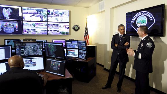 Le président Barack Obama visite les locaux de la police du comté de Camden, dans le New Jersey, le 18 mai 2015.