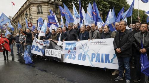 Paris : des syndicats de police manifestent devant l'Elysée et le ministère de l'Intérieur