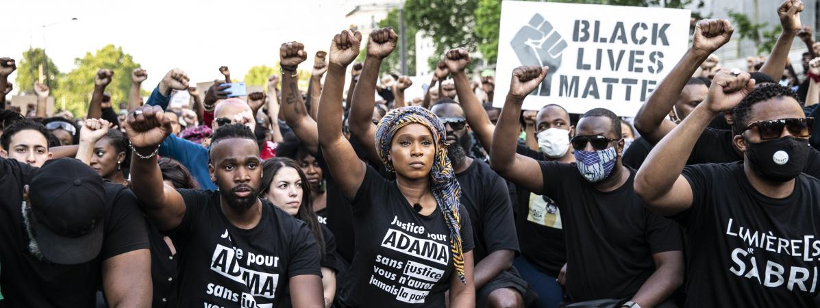 Manifestation Ã  Paris le 2 juin 2020, devant le Palais de justice. Au centre, Assa, sÅur d\'Adama TraorÃ©,&nbsp;mort aprÃ¨s son interpellation en 2016.