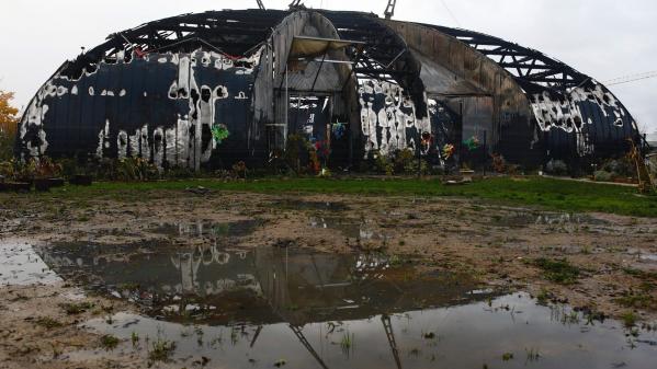 Yvelines: trois suspects de l'incendie criminel du chapiteau de Chanteloup-les-Vignes en garde à vue