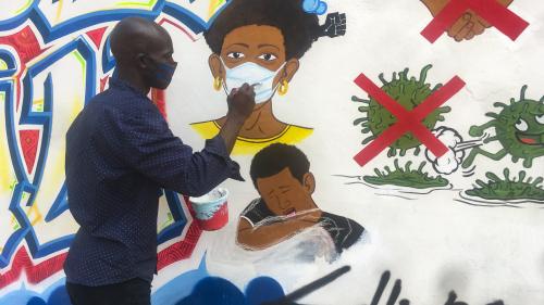 Des messages de prévention en forme de graffitis sur les murs de Kinshasa pour lutter contre la propagation du coronavirus