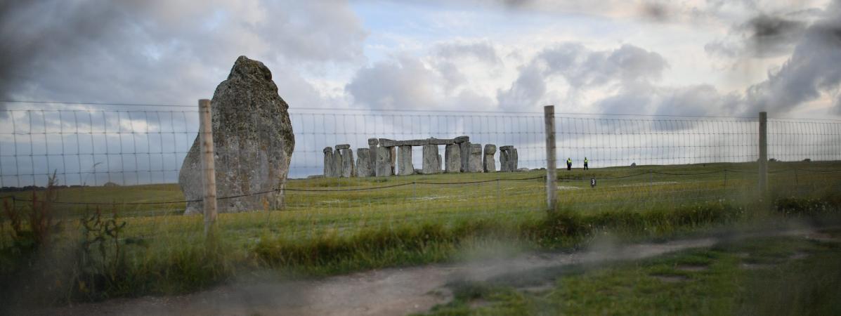 Vue lointaine du site archéologique de Stonehenge, sous protection le 20 juin 2020 pour éviter les rassemblements, et à proximité duquel des recherches ont abouti à une découverte majeure, dans le sud-ouest de l\'Angleterre&nbsp;