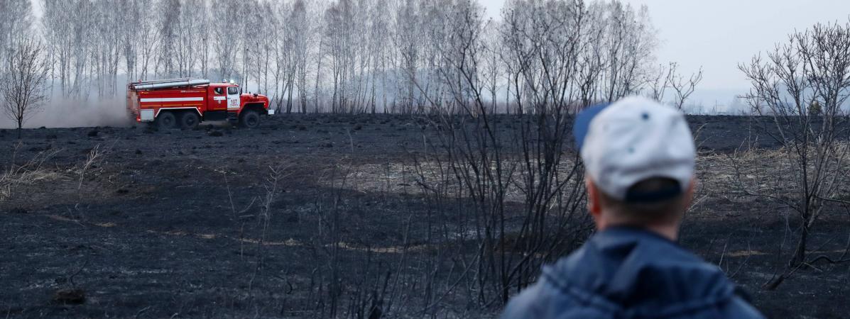 Un camion de pompier intervient sur un incendie, le 23 avril 2020 dans la région de Novossibirsk (Russie).