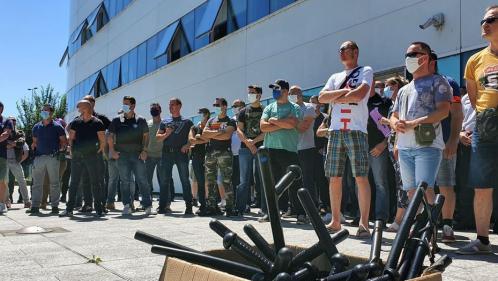 Strasbourg : 200 policiers manifestent en déposant symboliquement leurs matraques au sol après la condamnation d'un des leurs à la suite du matraquage d'une 