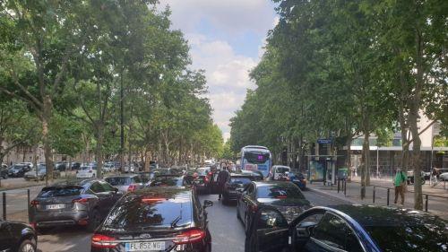 Plusieurs centaines de chauffeurs de VTC manifestent dans Paris