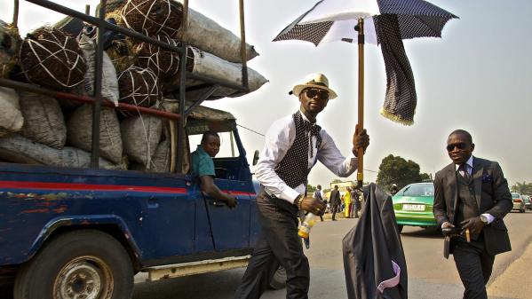 Baudouin Mouanda fixe les rois de la SAPE de Brazzaville. La photo sur Des mots de minuit