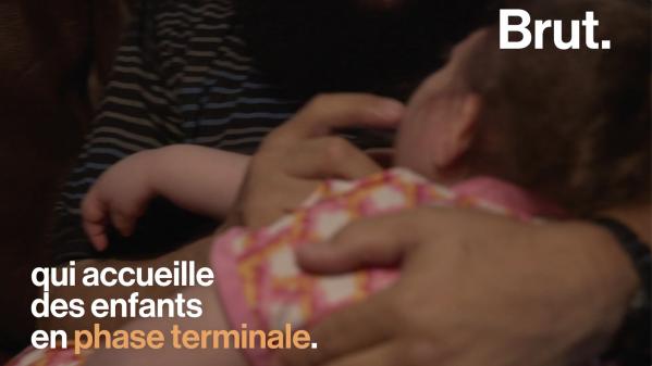 VIDEO. Aux États-Unis, il adopte des enfants en phase terminale