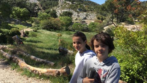 Mômes trotteurs. En randonnée dans les Alpilles