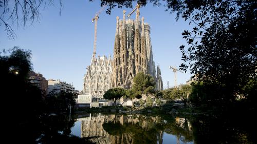 A Barcelone, la Sagrada familia rouvre ses portes en rendant hommage au personnel soignant