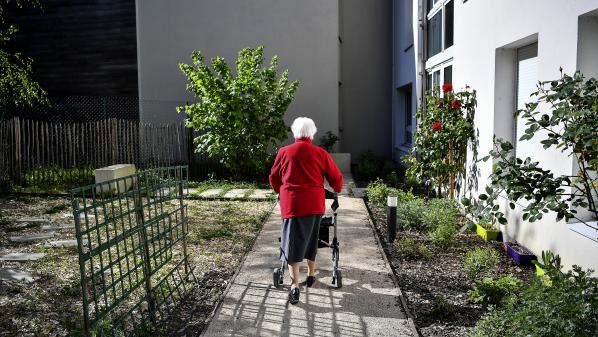 Remaniement : des syndicats de retraités demandent la nomination d'un ministre chargé des personnes âgées