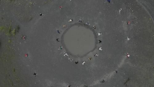 Le chorégraphe Sylvain Groud fait danser professionnels et amateurs au sommet d'un terril