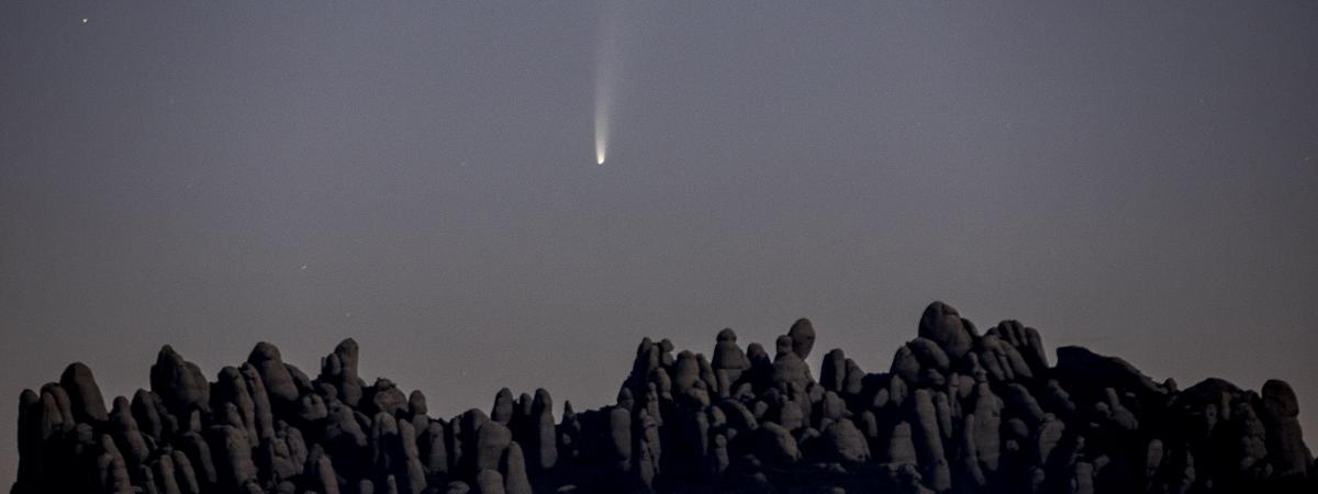 La comète C/2020 F3, dite Neowise, au-dessus de la montagne de Montserrat, près de Barcelone, en Catalogne (Espagne), le 9 juillet 2020. 