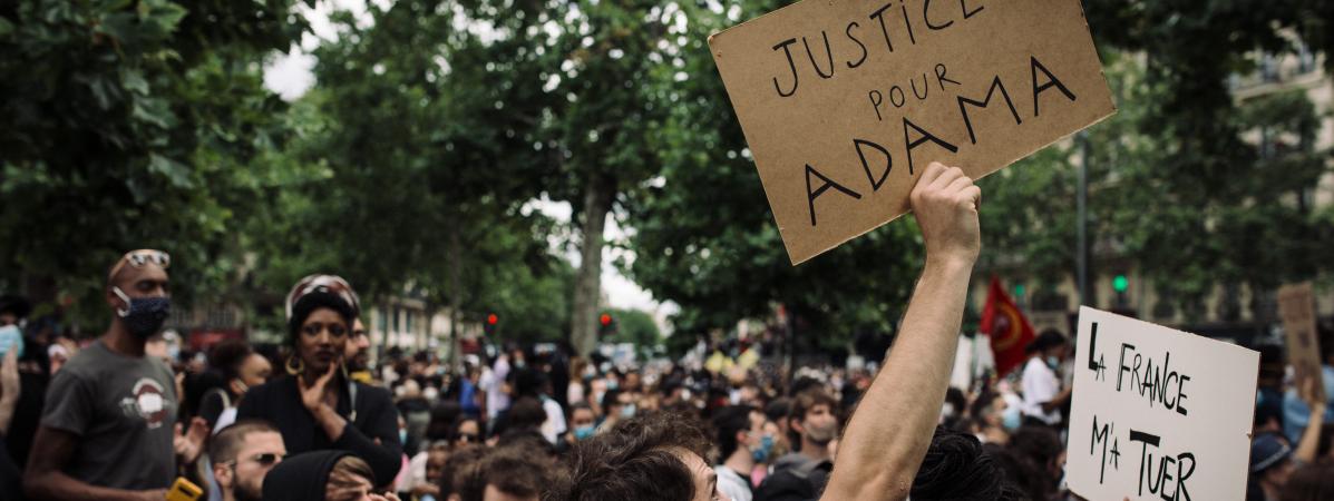 Un manifestant brandit une pancarte disant \"Justice pour Adama\", lors d\'une manifestation, le 13 juin 2020, à Paris. 