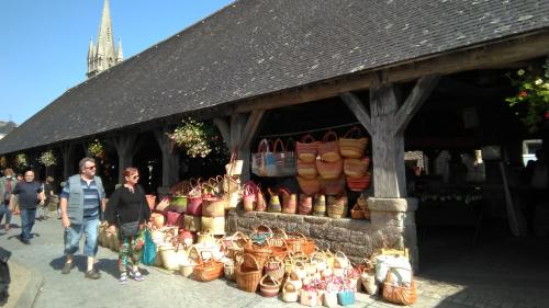 Au marché. Les Halles de Questembert dans le Morbihan