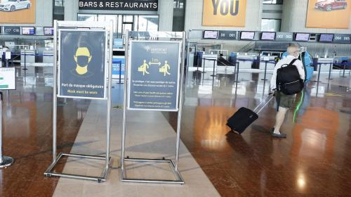 Coronavirus : les tests vont être systématisés dans les aéroports pour les voyageurs venant de pays classés rouge, annonce le gouvernement