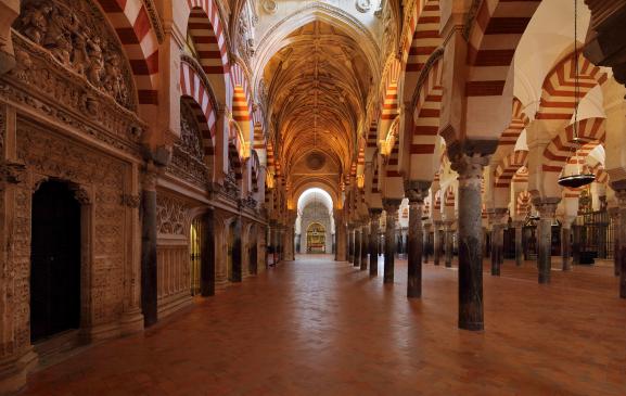 Intérieur de la mosquée-cathédrale de Cordoue en Andalousie (sud), Espagne, 21 novembre 2019