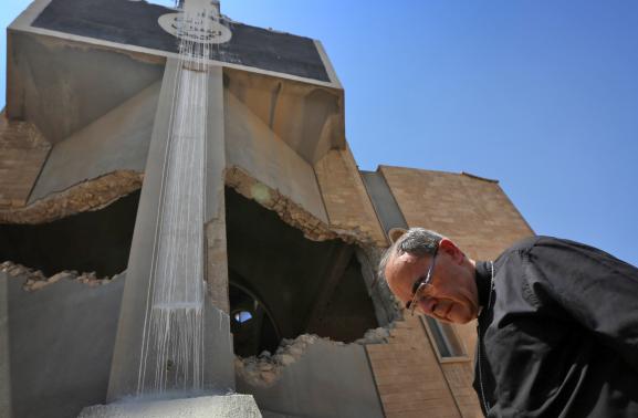 Le cardinal Philippe Barbarin en visite à l\'église syriaque orthodoxe Saint-Ephrem à Mossoul, le 25 juillet 2017