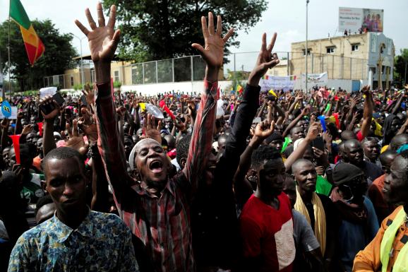 Des partisans de l\'imam Mahmoud Dicko manifestent contre le président malien Ibrahim Boubacar Keïta, à Bamako, au Mali, le 10 juillet 2020.&nbsp;