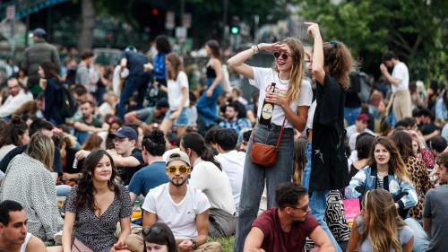 Vacances : quand les jeunes tombent le masque, au détriment des règles sanitaires