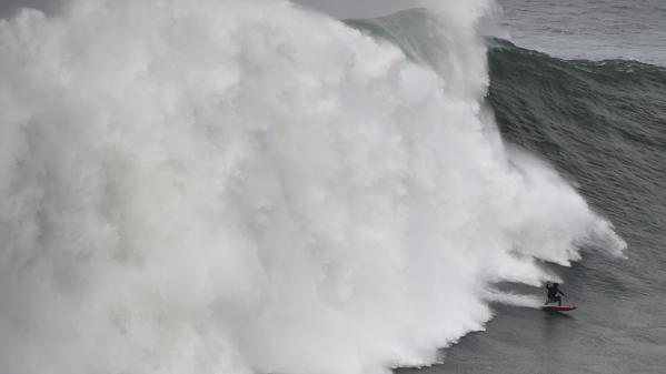 franceinfo junior. Comment apprend-on à surfer des grosses vagues ?